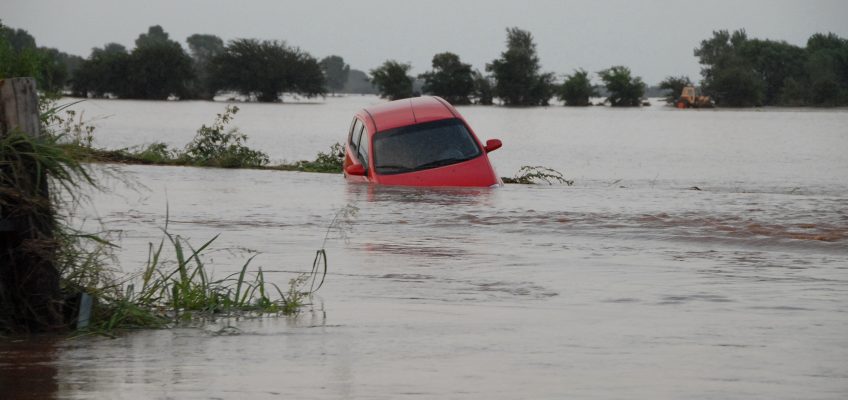 How to Survive When Your Vehicle is Under Water